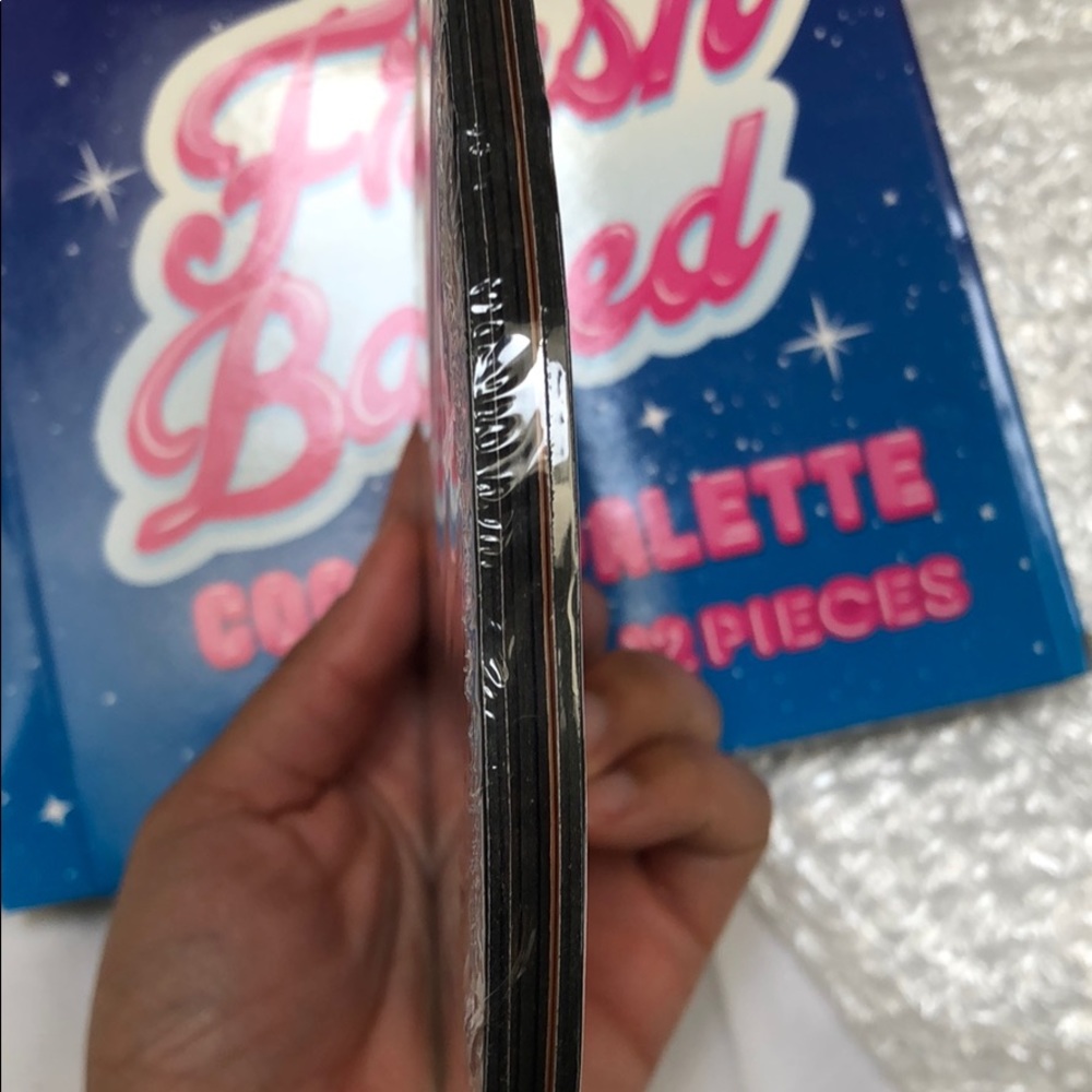 Bombshell Cosmetica Fresh Baked Cookie Palette - Picture 5 of 7